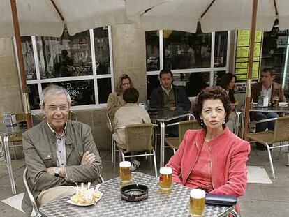 Touriño toma una caña con su esposa, Esther Cid, ayer en Santiago.