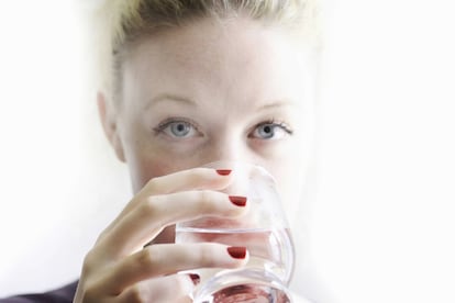 <p>No beber suficiente agua o comer alimentos con demasiada sal "provoca que retengamos más líquidos", indica Dorronzoro. <strong>Los tejidos que rodean los ojos son una de las diversas partes del cuerpo en las que se acumulan </strong>y esto genera las bolsas.</p> <p class="Poromisin"><strong>Solución:</strong> "Lo fundamental es estar bien hidratado, consumir alimentos con propiedades desinfiltrantes que eliminan los líquidos retenidos —como la piña, la papaya, el kiwi, las espinacas o las acelgas— y reducir la ingesta de sal", indica el experto. Según las recomendaciones de la Organización Mundial de la Salud (OMS), <a href="https://elpais.com/elpais/2017/11/03/buenavida/1509705647_850966.html" target="_blank">no debemos sobrepasar los cinco gramos diarios de este ingrediente</a>, es decir, lo que quepa en una cucharilla de café.</p>