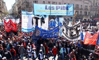 Marcha de movimientos sociales frente al Congreso durante el debate de la ley de emergencia alimentaria.