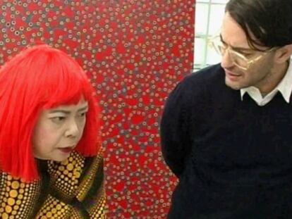 Marc Jacobs y Yayoi Kusama en en documental &#039;Marc Jabos y Louis Vuitton&#039;, probablemente una de las escenas m&aacute;s extra&ntilde;as de los documentales sobre moda