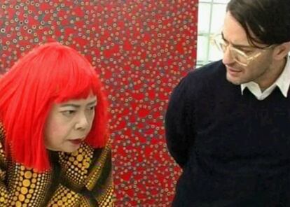Marc Jacobs y Yayoi Kusama en en documental &#039;Marc Jabos y Louis Vuitton&#039;, probablemente una de las escenas m&aacute;s extra&ntilde;as de los documentales sobre moda
