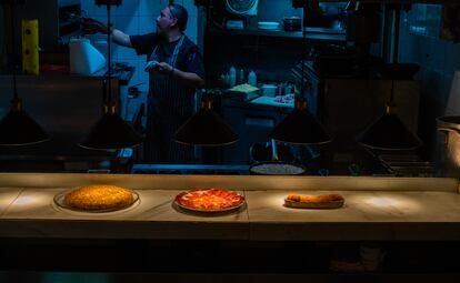 Barra con tortilla española, jamón ibérico y croquetas en el restaurante La Barra de Fran.