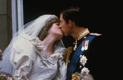 Diana de Gales besa a su marido, el príncipe Carlos, el día de su boda —29 Jul 1981— en el balcón del palacio de Buckingham. La ceremonia religiosa tuvo lugar en la catedral de San Pablo de Londres.