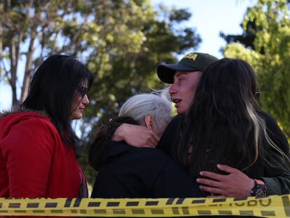 Un policía abraza a sus familiares después de la explosión en la academia de policía General Santander en Bogotá, el 17 de enero de 2019.
