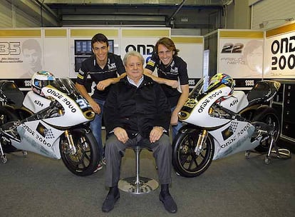 <b>El Pocero,</b> en el <i>box</i> del equipo de motociclismo que patrocina, entre Raffaele de Rosa y Pablo Nieto.