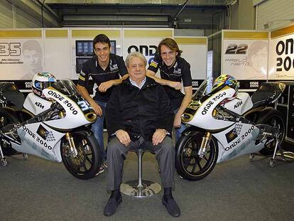 <b>El Pocero,</b> en el <i>box</i> del equipo de motociclismo que patrocina, entre Raffaele de Rosa y Pablo Nieto.