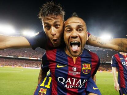 Los brasileños Neymar y Alves, y sus peinados extravagantes, después de ganar, el 30 de mayo, la Copa del Rey al Athletic de Bilbao (1-3).