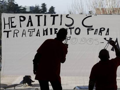 Protesta per demanar accés als nous tractaments de l'hepatitis C el 2015.