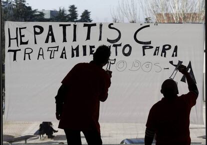 Protesta per demanar accés als nous tractaments de l'hepatitis C el 2015.