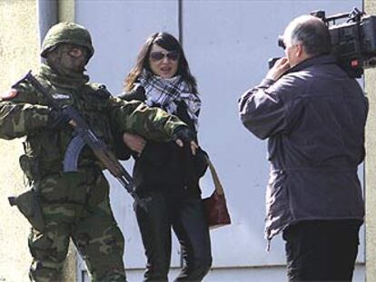 Un policía dialoga en Belgrado con un equipo de televisión junto a la casa de la viuda de Arkan.