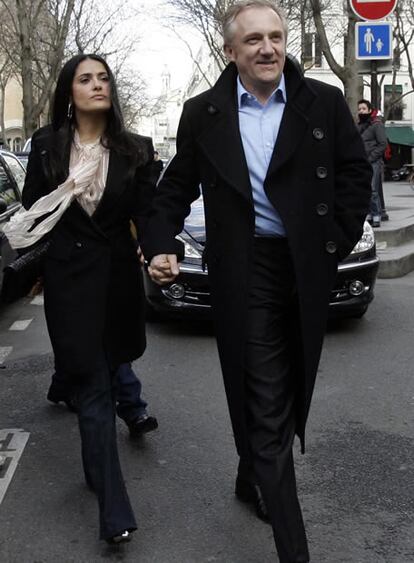 Salma Hayek y François Pinault se casaron sin bombos ni platillos el 14 de febrero. Y sus apariciones como marido y mujer han sido tan escasas desde entonces que su asistencia al desfile de Stella McCartney la mañana del lunes en París ha dado que hablar. Al parecer, la pareja se ha decidido a mostrarse abiertamente, ya que esta no es el único desfile al que van de la mano y dedicándose miradas de amor. Ya la semana pasada, ambos se estrenaron en la Semana de la Moda parisina asistiendo al desfile de Balenciaga. Y es que el acontecimiento lo merecía: Pinault es propietario de la firma.