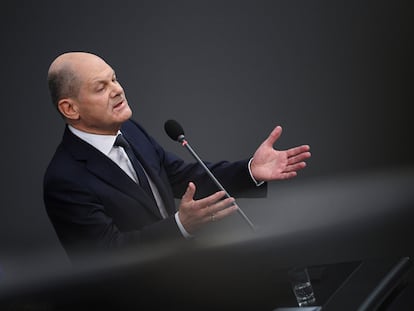 El canciller alemán Olaf Scholz responde a preguntas de los diputados en la Cámara baja del Parlamento, en Berlín, este miércoles.