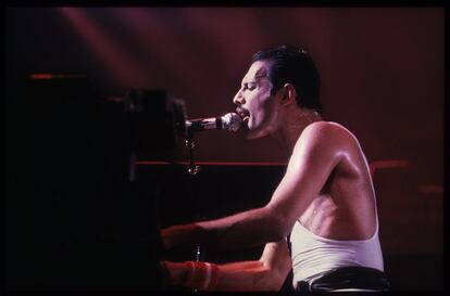 Actuación de la banda británica Queen en el estadio Groennoordhallen de Leiden (Países Bajos), en 1986.