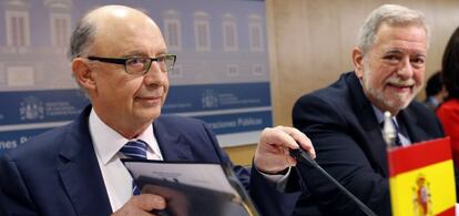 El ministro de Hacienda y Administraciones P&uacute;blicas en funciones, Crist&oacute;bal Montoro, y el secretario de Estado de Administraciones P&uacute;blicas, Antonio Beteta, en el Consejo de Pol&iacute;tica Fiscal y Financiera.