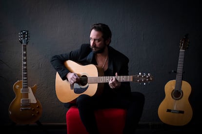 El cantante, compositor y guitarrista Litus en el estudio de grabación Music & Team, Madrid.