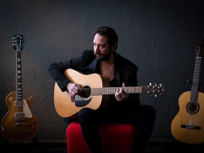 El cantante, compositor y guitarrista Litus en el estudio de grabación Music & Team, Madrid.