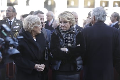 La alcaldesa de Madrid, Manuela Carmena, junto a la portavoz del PP en el Ayuntamiento, Esperanza Aguirre, asiste a la misa de la Almudena en la Plaza Mayor.