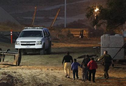 Un grupo de inmigrantes camina hacia la patrulla fronteriza, en California. 