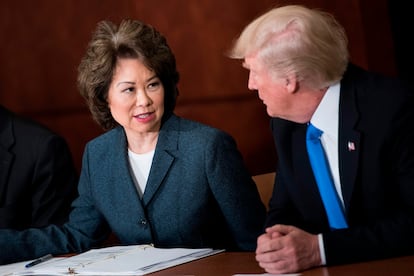 La entonces secretaria de Transporte de EE UU, Elaine Chao, y Donald Trump, en una reunión en 2017.