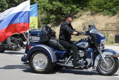 El primer ministro ruso, sobre una Harley en una concentración de moteros en Crimea.