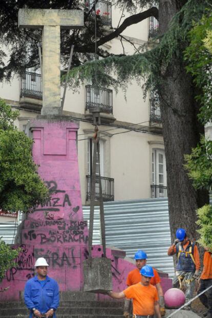 Desde 1940 una gigantesca Cruz de los Caídos presidía imperturbable la plaza de Amboage, en pleno corazón de Ferrol y a escasos metros de la casa natal de Franco. Ayer, cinco operarios se afanaron en picar la piedra para descolgarla y desmontar el pedestal que homenajeaba a los muertos del bando franquista.