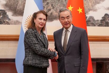 La canciller argentina Diana Mondino con el canciller de la República Popular de China, Wang Yi