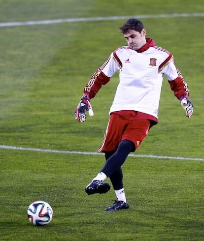 Iker Casillas golpeando el balón con la izquierda.