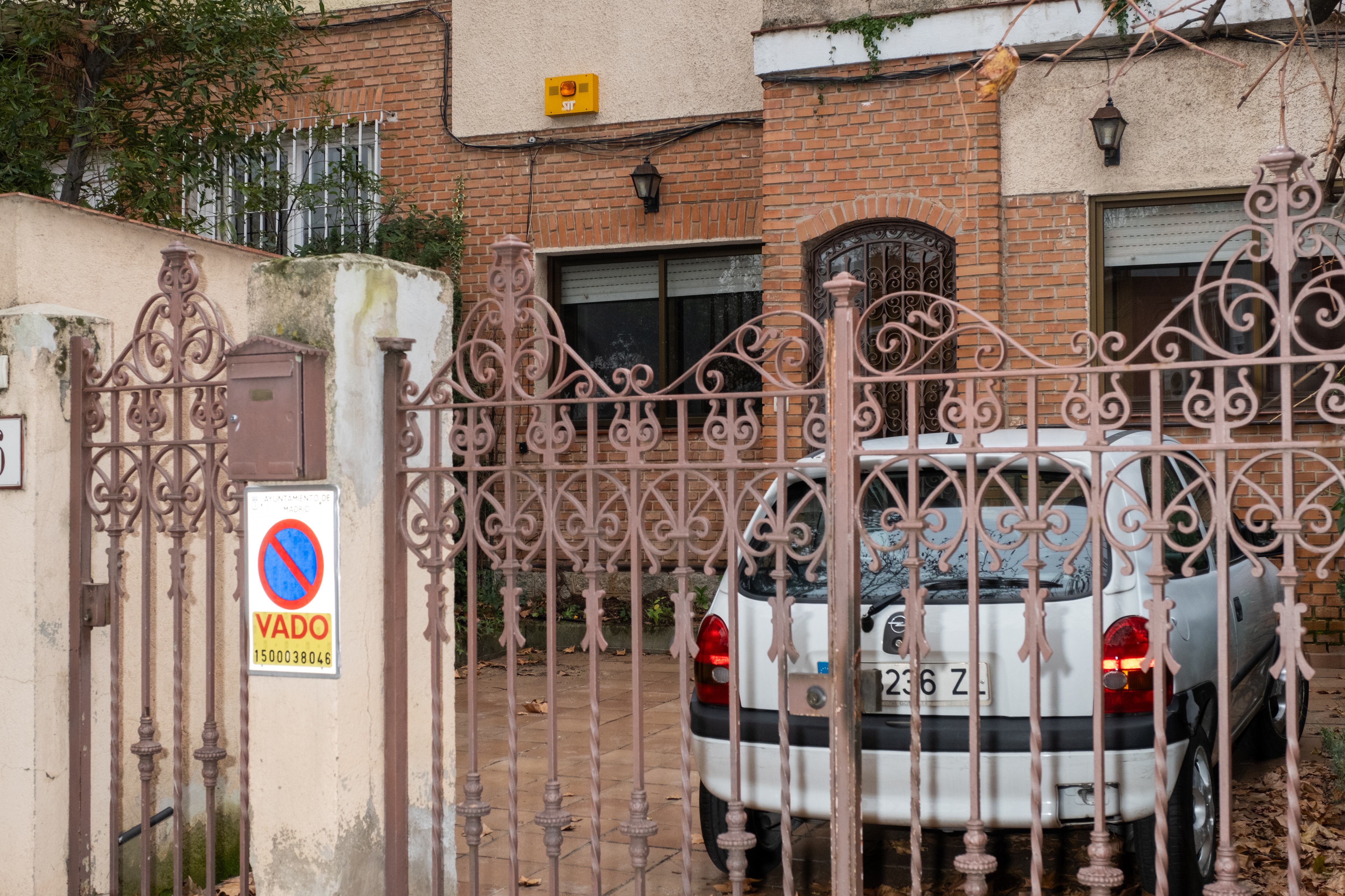 Un coche aparcado en el interior de una vivienda de la colonia Santo Ángel. 