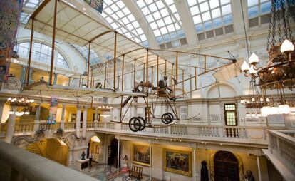 Interior del Bristol Museum and Art Gallery.