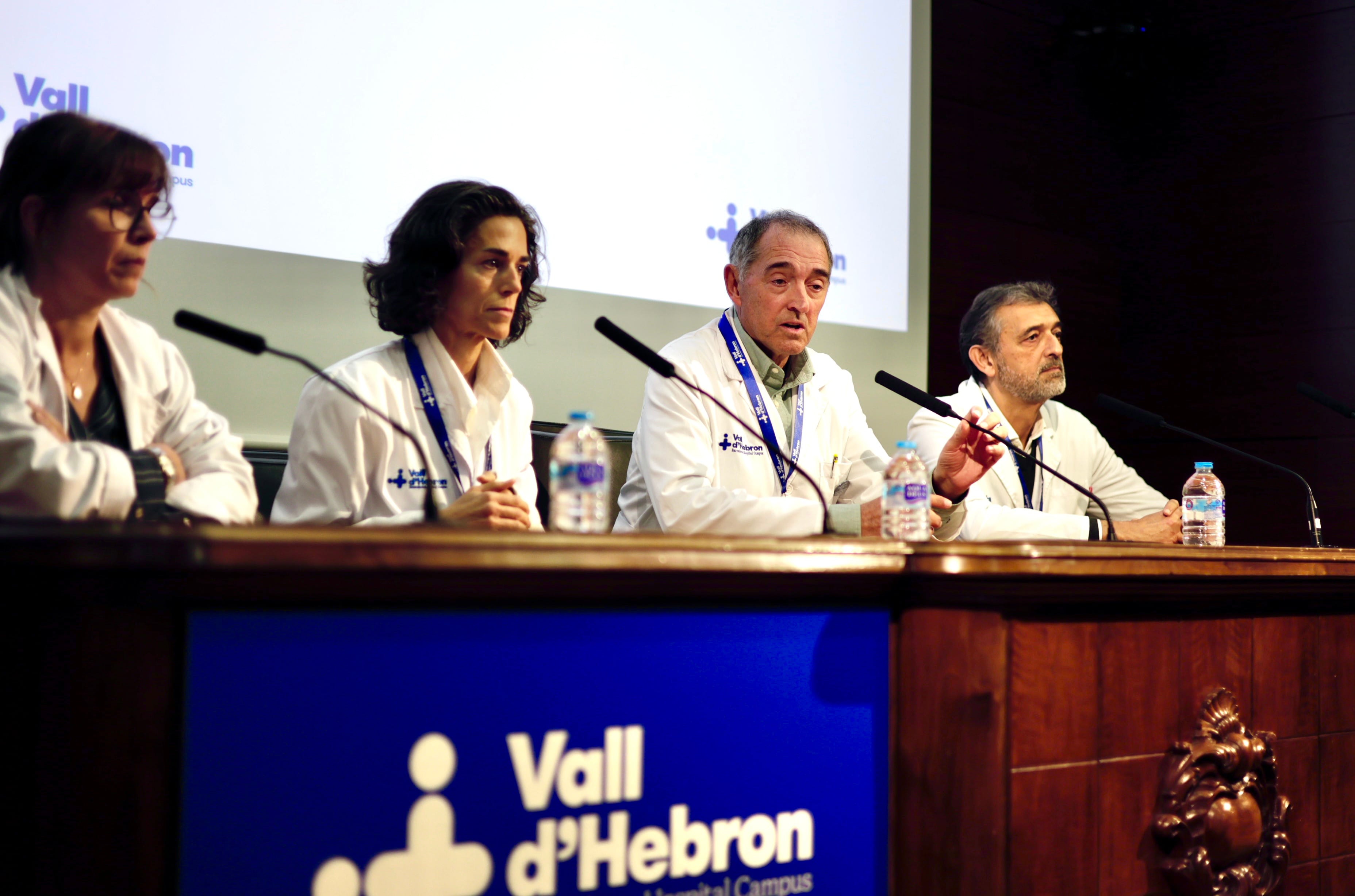 Un momento de la rueda de prensa del equipo médico en el hospital de la Vall d'Hebrón.