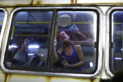 Miembros de la escuela de samba Uniao da Ilha representan un crimen en un autobús durante la primera noche del desfile de carnaval en el Sambódromo de Río de Janeiro (Brasil), el 24 de febrero.