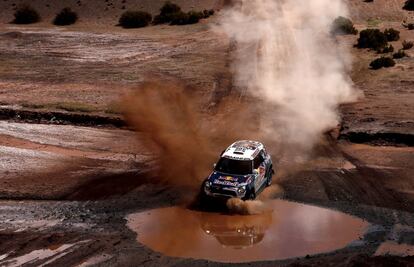 Nasser Al-Attiyah, cerca de Uyuni, Bolivia, durante la séptima etapa del Dakar. 