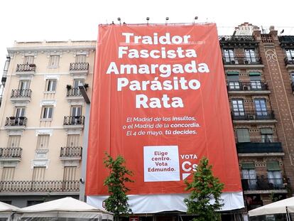 El cartel de Ciudadanos en los alrededores del WiZink Center de Madrid, este jueves.