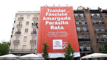 El cartel de Ciudadanos en los alrededores del WiZink Center de Madrid, este jueves.