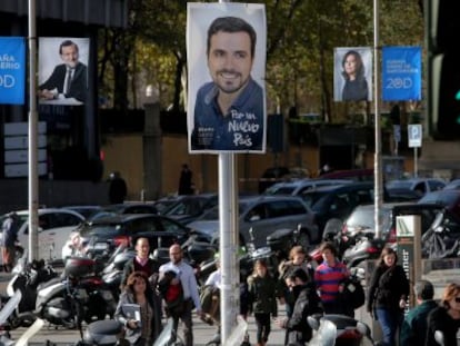 Carteles electorales en la plaza de Colón de Madrid