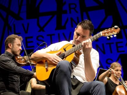 El guitarrista Carlos Pi&ntilde;ana junto a la Orquesta Sinf&oacute;nica de la Regi&oacute;n de Murcia en el Festival Internacional del Cante de las Minas de La Uni&oacute;n.