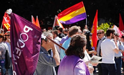 Podemos and IU supporters mingle at Tuesday's meeting.