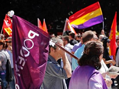 Podemos and IU supporters mingle at Tuesday's meeting.