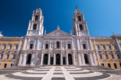 Ubicado a 40 kilómetros al norte de Lisboa, el imponente palacio de Mafra es un conjunto arquitectónico compuesto por un palacio, una basílica y un monasterio construidos bajo el mandato del rey Joao, en el siglo XVIII. Representa toda la grandeza barroca, que tuvo su máximo exponente en Portugal en los siglos XVII y XVIII. El complejo está rodeado por el bello jardín del Cerco, que combina naturaleza, agricultura y jardinería, y el parque de caza real de la Tapada.