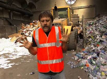 El filósofo Slavoj Zizek, en una imagen del documental <i>Examined life. </i>