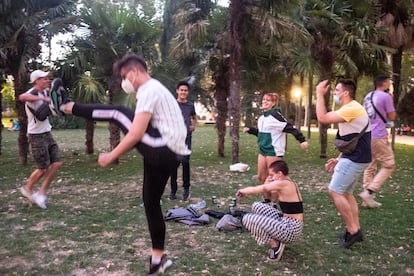 Un grupo de chavales baila y hace botellón en los jardines del templo de Debod, el pasado viernes.