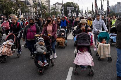 Familias marchan en el centro de Buenos Aires para pedir un aumento de las ayudas estatales