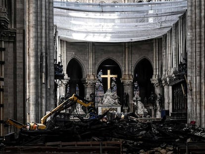 O interior da catedral de Notre Dame um mês após o incêndio