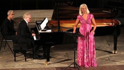 La mezzosoprano Anne Sofie von Otter acompañada por el pianista Bengt Forsberg, durante el concierto.