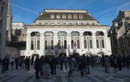 Un grupo de personas permanece frente al Guildhall, donde se está llevando a cabo la edición 2014 de los Premios de los 50 Mejores Restaurantes del Mundo hoy, lunes 28 de abril de 2014, en Londres (R.Unido).