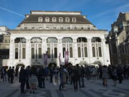 Un grupo de personas permanece frente al Guildhall, donde se está llevando a cabo la edición 2014 de los Premios de los 50 Mejores Restaurantes del Mundo hoy, lunes 28 de abril de 2014, en Londres (R.Unido).