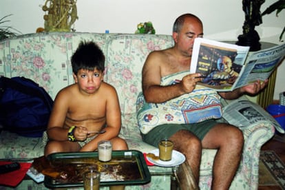 Mi hermano Agustín y su hijo Pablo, desayunando recién levantados, 1999.