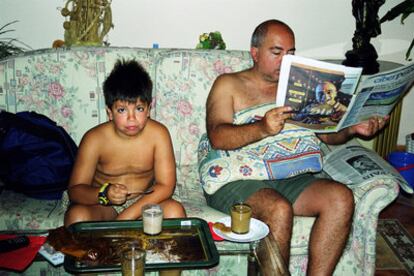 Mi hermano Agustín y su hijo Pablo, desayunando recién levantados, 1999.