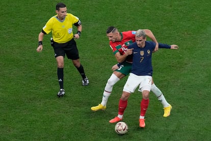 Antoine Griezmann y Selim Amallah forcejeando en u8n balón dividido durante las semifinales entre Francia y Marruecos.