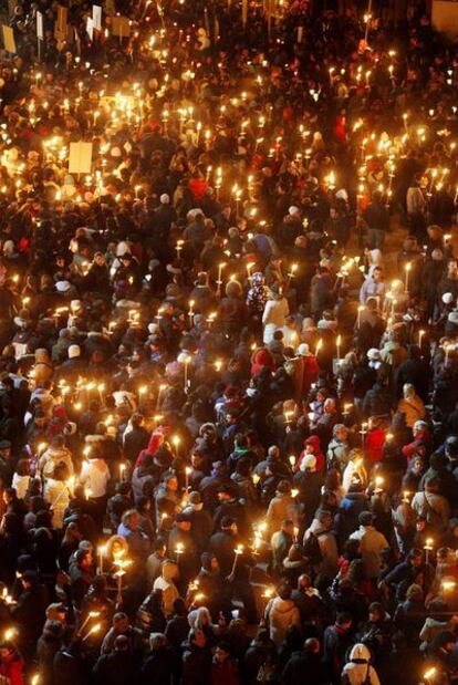 Procesión con antorchas en honor de las víctimas del terremoto